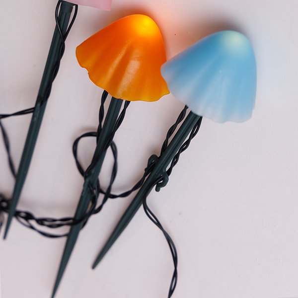 ΣΕΙΡΑ, 8 LED 5mm, ΠΛΑΣΤΙΚΑ ΠΟΛΥΧΡΩΜΑ ΜΑΝΙΤΑΡΙΑ H20cm, ΗΛΙΑΚΟ ΠΑΝΕΛ ΜΕ ΑΙΣΘΗΤΗΡΑ ΦΩΤΟΣ, ΠΡΑΣΙΝΟ PVC ΚΑΛΩΔΙΟ, ΘΕΡΜΟ ΛΕΥΚΟ LED ANA 50cm, ΠΡΟΕΚΤΑΣΗ ΠΑΡΟΧΗΣ 1m, IP44 (600-04481) - Image 3