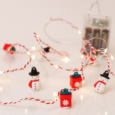 ΣΕΙΡΑ, 20 MINI LED, ΧΙΟΝΑΝΘΡΩΠΟΣ & ΚΟΥΤΙ ΔΩΡΟΥ, ΜΠΑΤΑΡΙΑΣ 3xAA, ΧΡΟΝΟΔΙΑΚΟΠΤΗ, ΚΟΚΚΙΝΟ & ΛΕΥΚΟ ΧΑΛΚΙΝΟ ΚΑΛΩΔΙΟ, ΘΕΡΜΟ ΛΕΥΚΟ LED ΑΝΑ 10cm, ΠΡΟΕΚΤΑΣΗ ΠΑΡΟΧΗΣ 30cm, IP20 (600-03066)