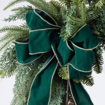 ΣΤΕΦΑΝΙ ΠΡΑΣΙΝΟ ΜΕ ΚΥΠΑΡΙΣΣΙ ΒΕΛΟΥΔΙΝΟ ΦΙΟΓΚΟ ΚΑΙ ΚΟΥΔΟΥΝΑΚΙΑ, 71cm (600-49345)