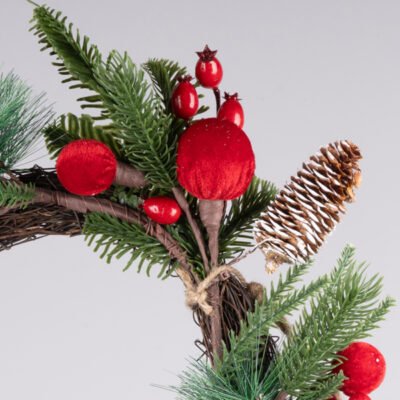 ΣΤΕΦΑΝΙ ΠΡΑΣΙΝΟ ΜΕ ΒΕΛΟΥΔΙΝΕΣ ΚΟΚΚΙΝΕΣ ΜΠΑΛΕΣ, ΚΛΑΔΑΚΙΑ ΜΕ ΚΡΑΝΑ ΚΑΙ ΧΙΟΝΙΣΜΕΝΕΣ ΚΟΥΚΟΥΝΑΡΕΣ, 30cm (600-49443)