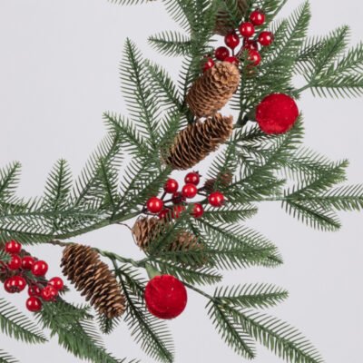 ΣΤΕΦΑΝΙ ΜΕ ΠΡΑΣΙΝΑ PE ΚΛΑΔΙΑ ΚΟΚΚΙΝΕΣ ΒΕΛΟΥΔΙΝΕΣ ΜΠΑΛΕΣ ΚΑΙ ΚΟΥΚΟΥΝΑΡΑΚΙΑ, 80cm (600-49446)